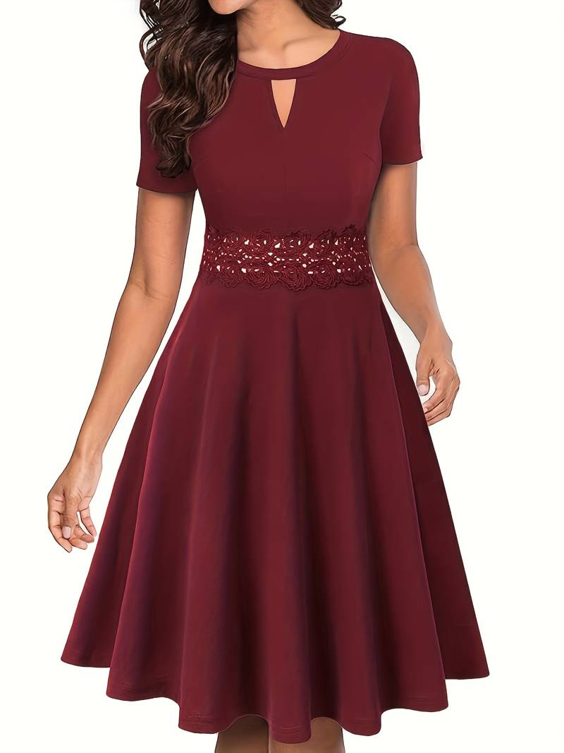 Blaues Kleid mit kontrastierender Spitze und tailliertem Schnitt