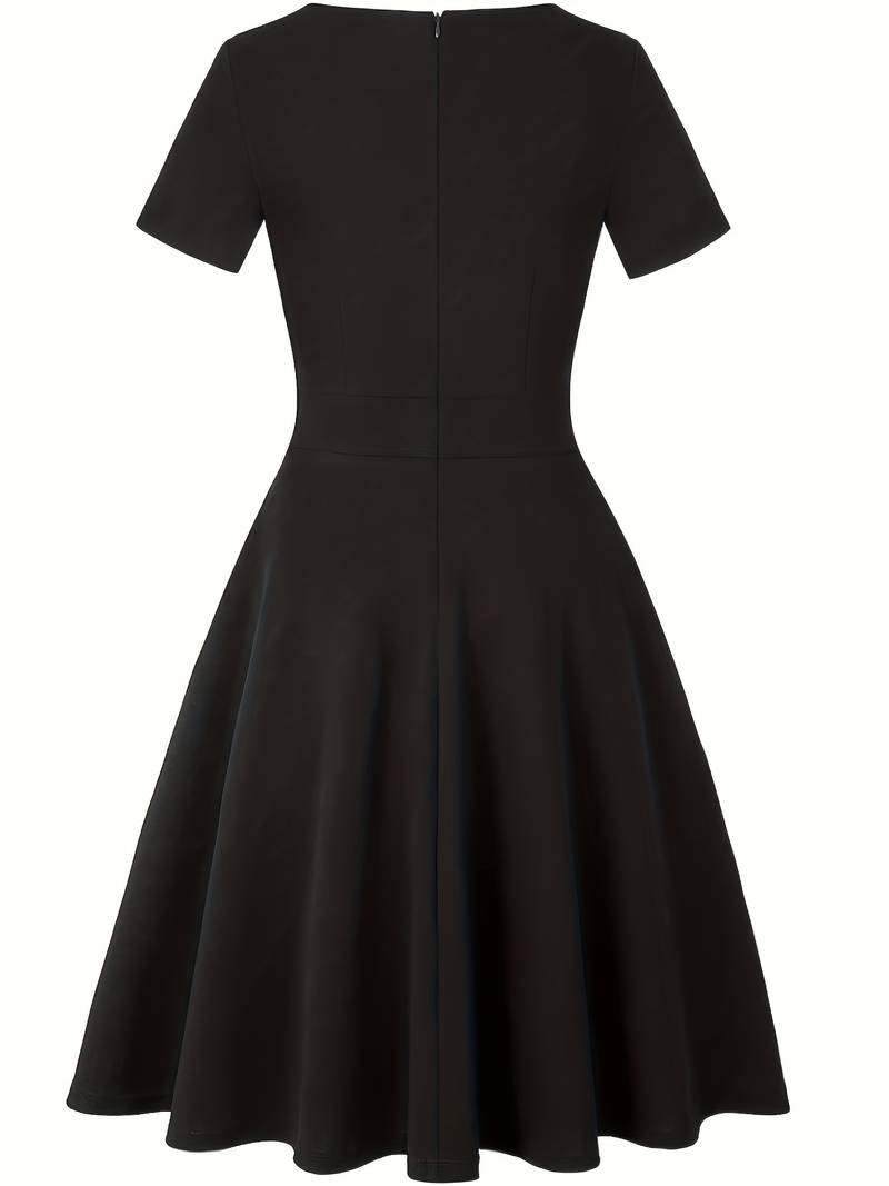 Blaues Kleid mit kontrastierender Spitze und tailliertem Schnitt