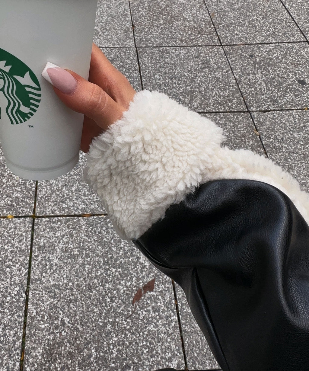 Daria Schwarze Fleecejacke