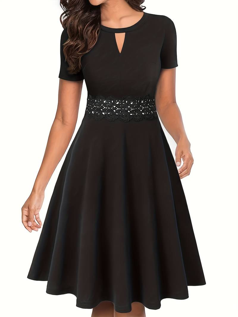 Blaues Kleid mit kontrastierender Spitze und tailliertem Schnitt